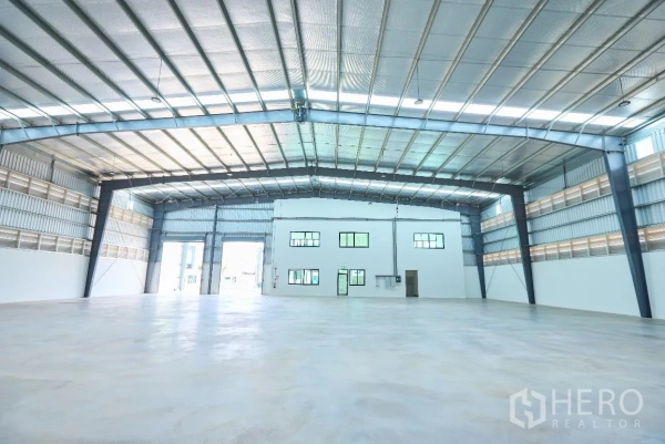 工厂 for rent in Bang Sao Thong, Samut Prakan - 仓库内部空间宽敞，金属保温屋顶与天窗，净高约10米。