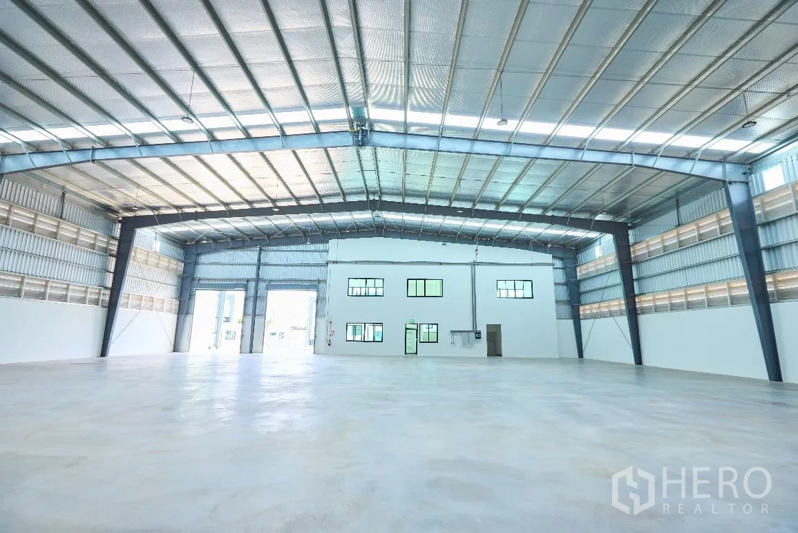 工厂 for rent in Bang Sao Thong, Samut Prakan - 仓库内部空间宽敞，金属保温屋顶与天窗，净高约10米。