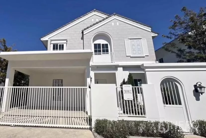 Detached House for rent in Bang Phli, Samut Prakan - Bright white two-storey detached house with gated carport and balcony.