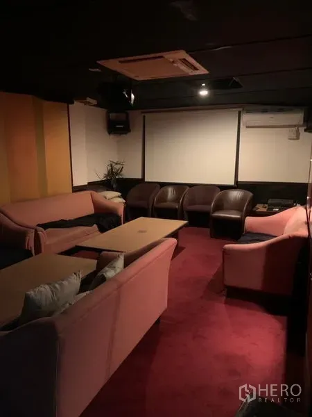 Retail Space for rent in Bang Rak, Bangkok - Private seating room with sofas and armchairs on red carpet, featuring air-conditioning.
