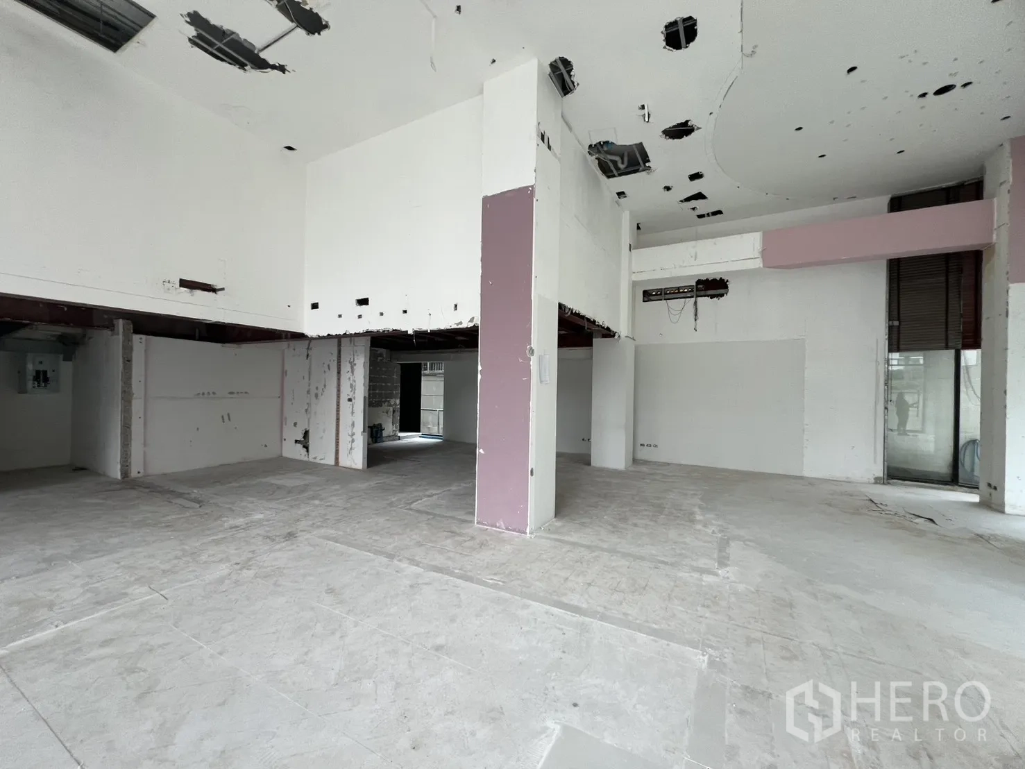 Retail Space for rent in Watthana, Bangkok - Wide shell-condition floor with high ceilings and service openings.
