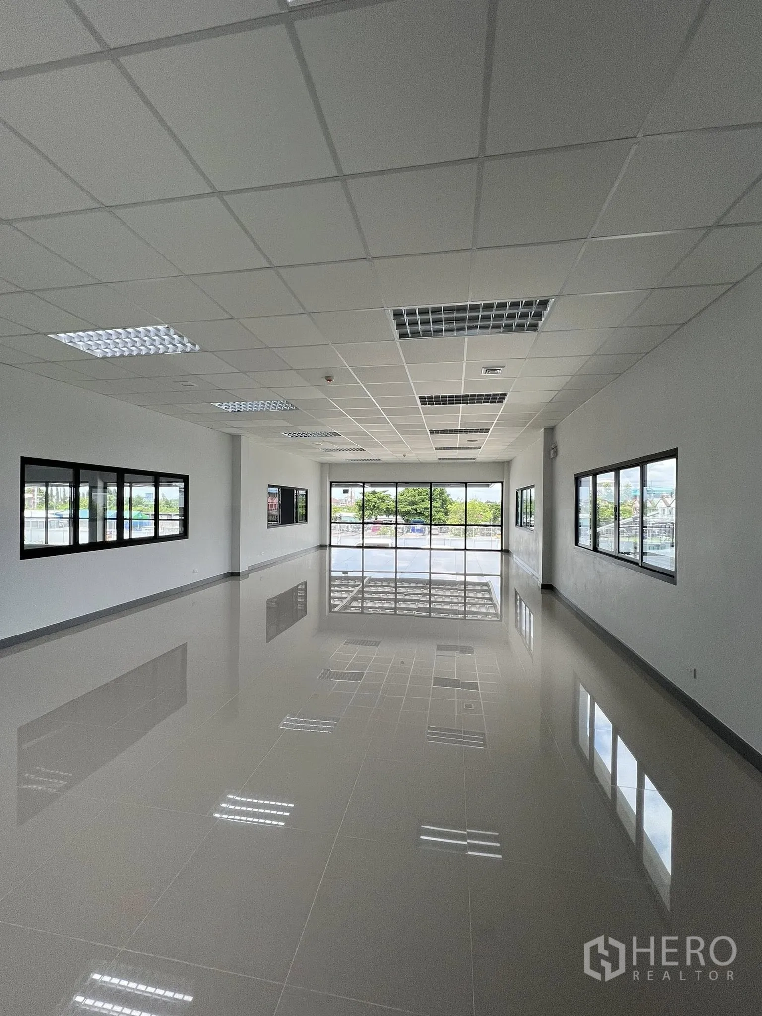 Warehouse for rent in Phra Pradaeng, Samut Prakan - Spacious upper-level office room overlooking outside.