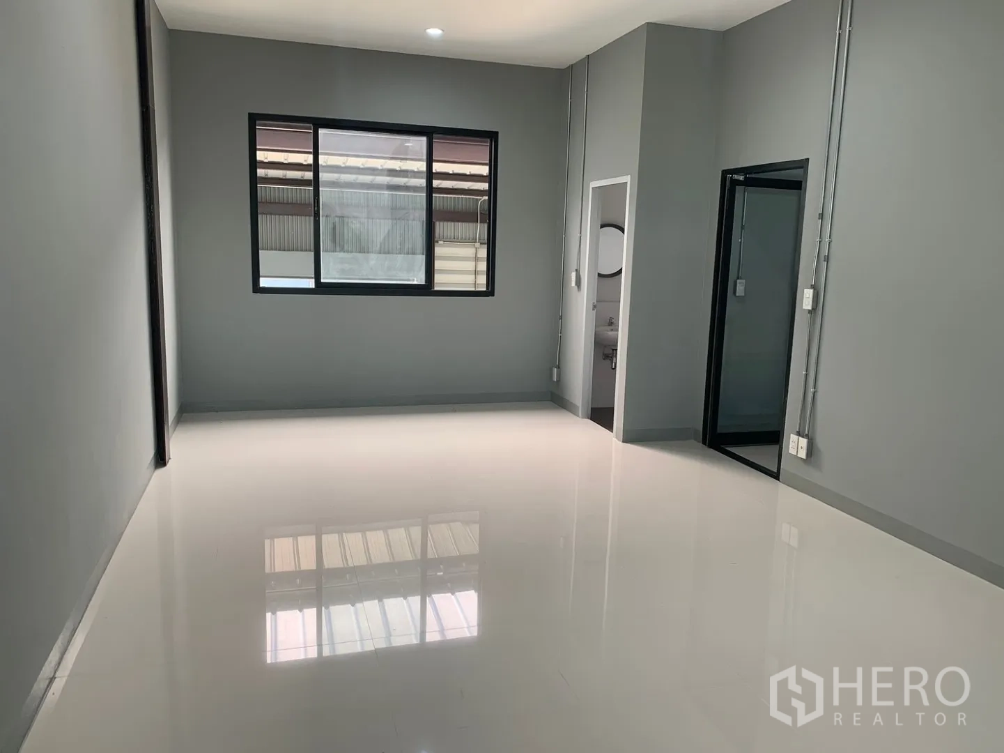 仓库 for rent in Bang Phli, Samut Prakan - 楼上办公室设窗户、玻璃门并连接卫生间。