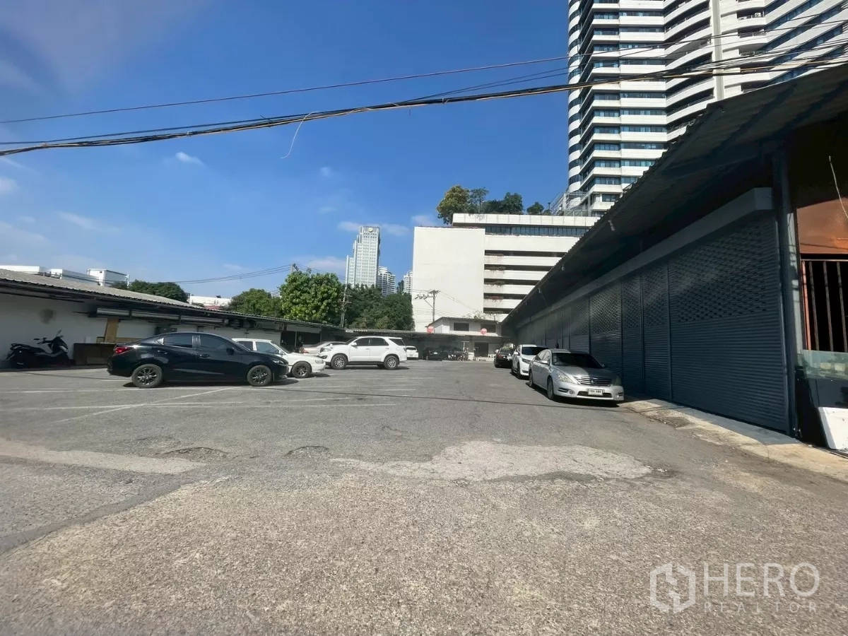 Warehouse for rent or sale in Yan Nawa, Bangkok - Large paved yard with multiple parking spaces next to the warehouse building.