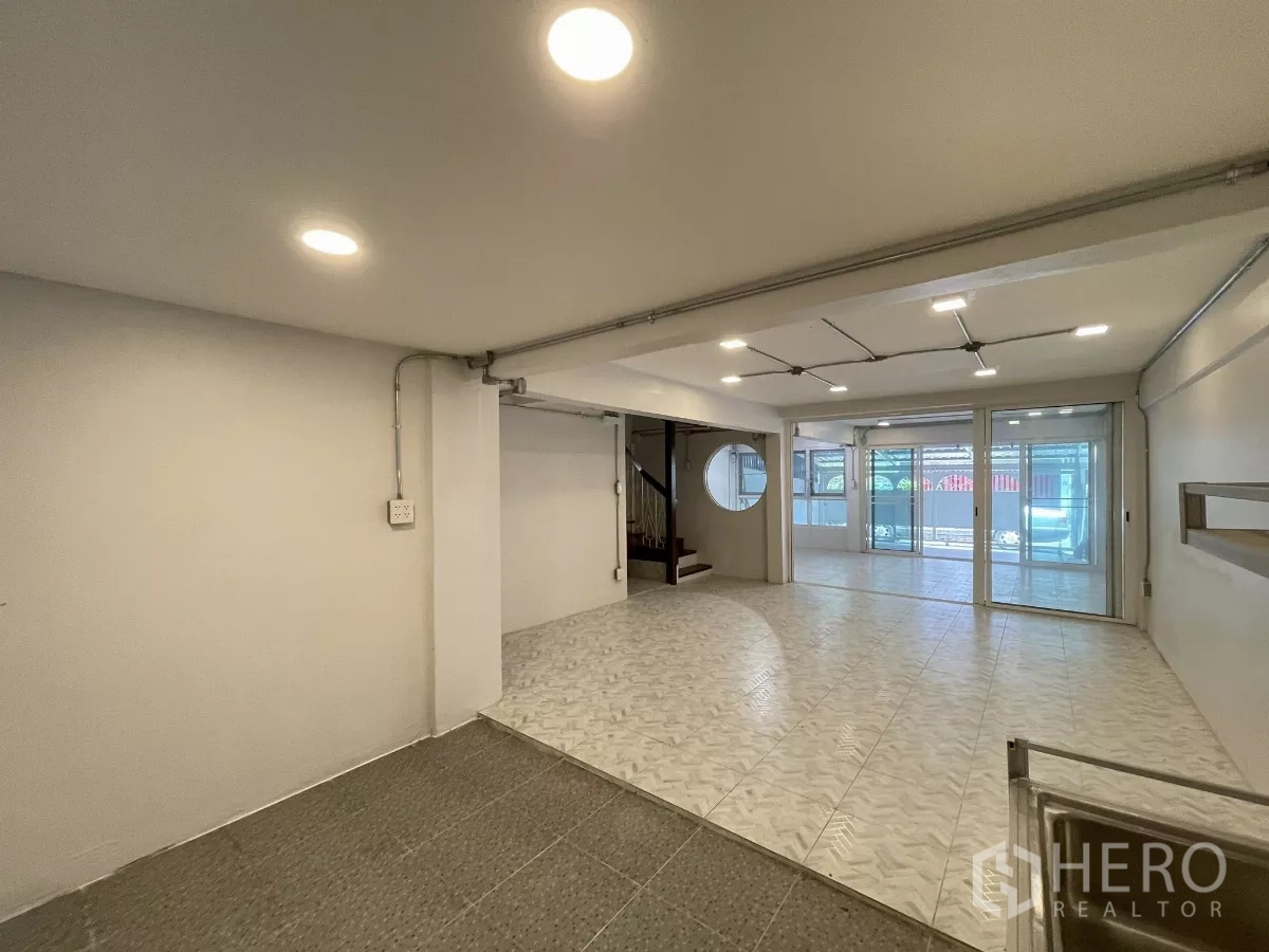 Home Office for rent in Khlong Toei, Bangkok - Spacious open-plan area with staircase, round feature window and full-height glass partitions.