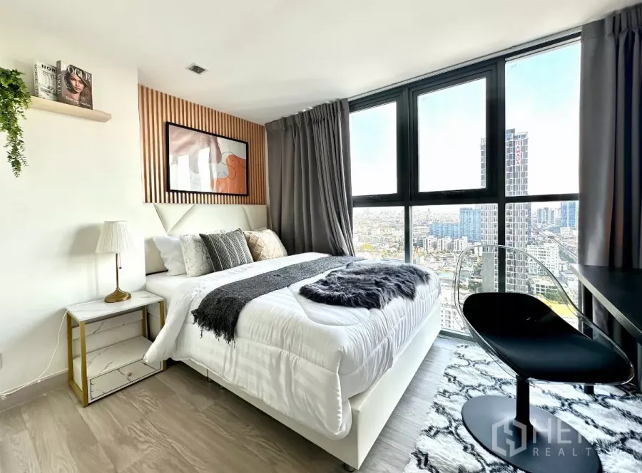 Condominium for sale in Phra Khanong, Bangkok - Bedroom with floor-to-ceiling windows and panoramic Bangkok skyline.