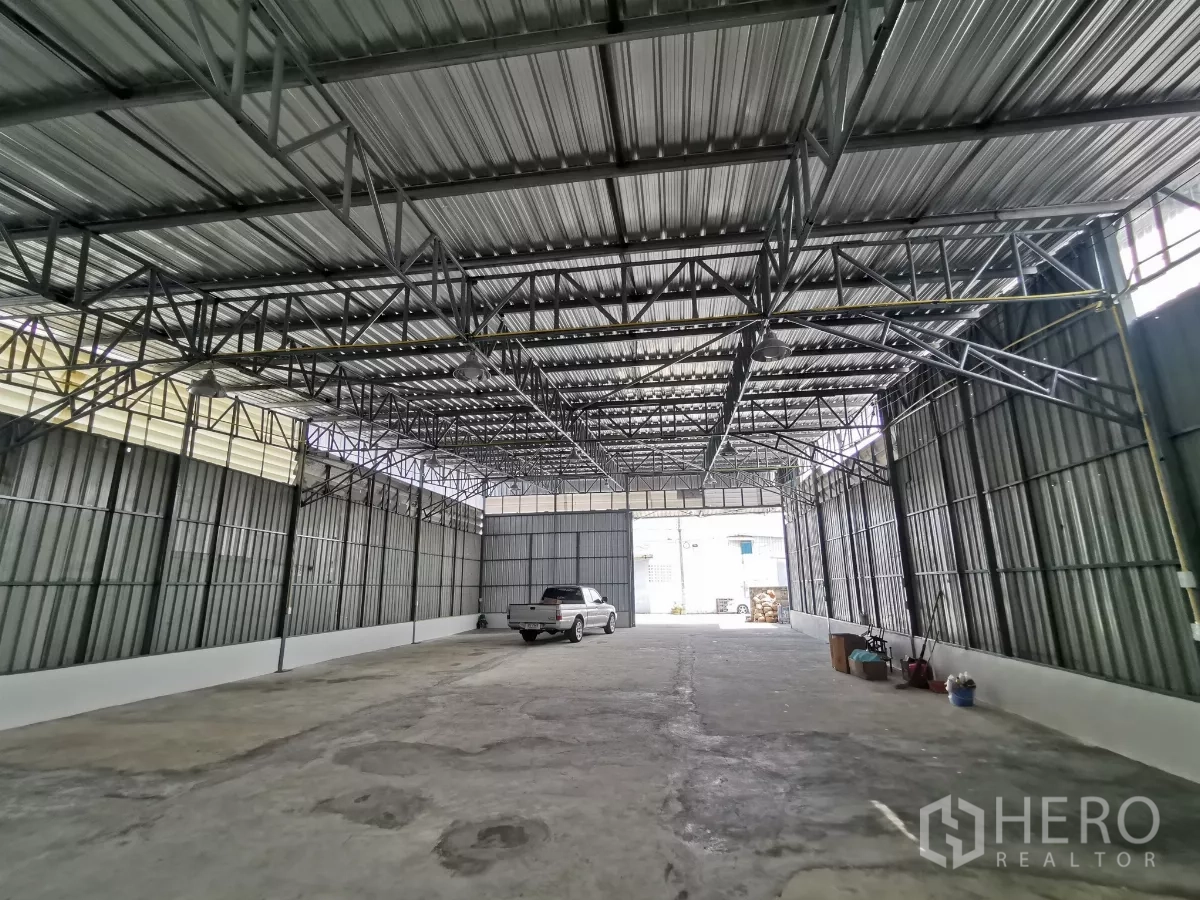 货栈 出租在Min Buri, Bangkok - 仓库内部空间通透，高钢结构屋顶与混凝土地面，可供卡车进出。