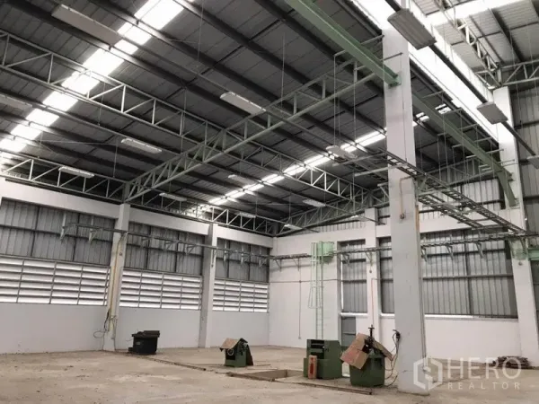 Warehouse for rent in Sai Noi, Nonthaburi - Industrial bay with overhead service rails, bright lighting and open production space.