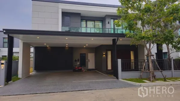 Detached House for sale in Sai Mai, Bangkok - Modern two-storey detached house exterior with wide covered carport in Sai Mai, Bangkok.