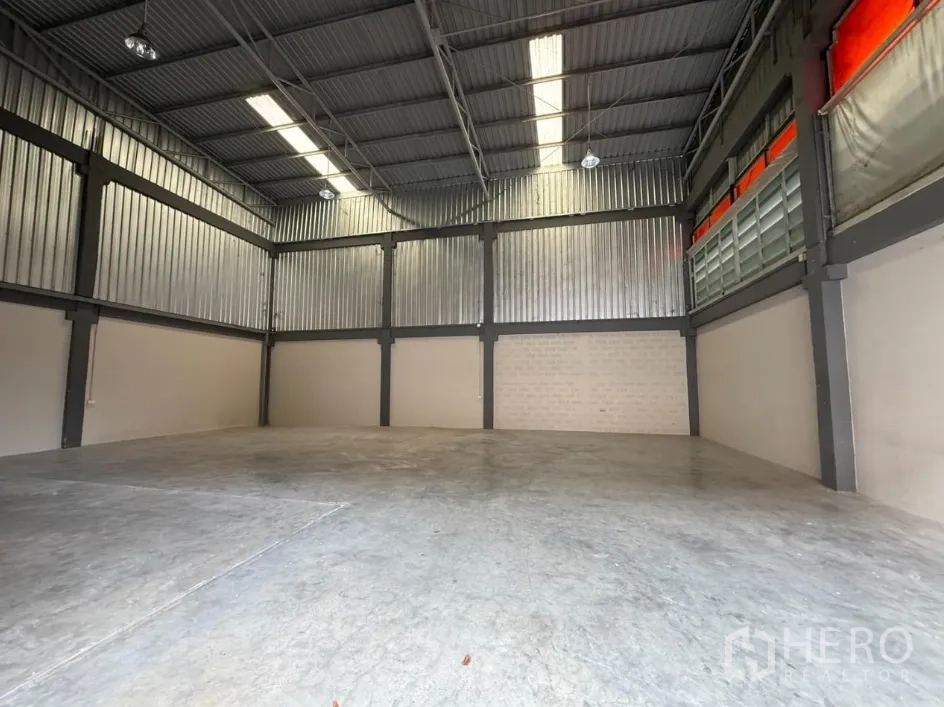 Factory for rent in Khlong Luang, Pathum Thani - Open production floor with clear-span roof lights and smooth slab.
