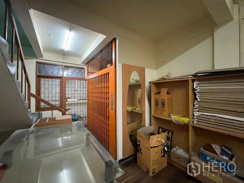 店屋 出租或出售在Watthana, Bangkok - 楼梯平台区，设置货梯栅门与开放式搁架。