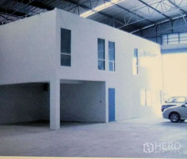 Factory for rent in Ban Phaeo, Samut Sakhon - Two-storey internal office block within the warehouse, open parking bay and steel truss roof.