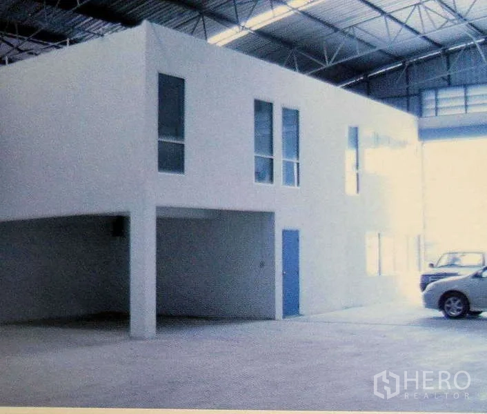 Factory for rent in Ban Phaeo, Samut Sakhon - Two-storey internal office block within the warehouse, open parking bay and steel truss roof.