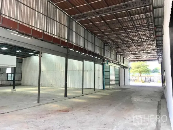 货栈 出租在Pathum Thani - 开阔的仓库通道，高金属屋顶，车辆可直通装卸，混凝土地面，位于Rangsit·Thanyaburi·巴吞他尼府。