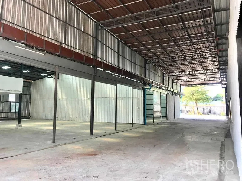 货栈 出租在Pathum Thani - 开阔的仓库通道，高金属屋顶，车辆可直通装卸，混凝土地面，位于Rangsit·Thanyaburi·巴吞他尼府。