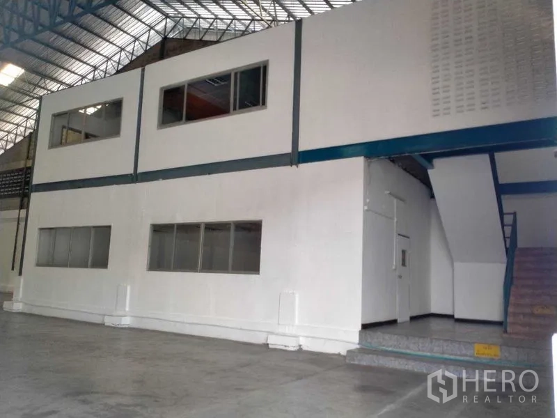 货栈 出租在Bang Phli, Samut Prakan - 仓库内的两层办公楼，侧面楼梯通往二层