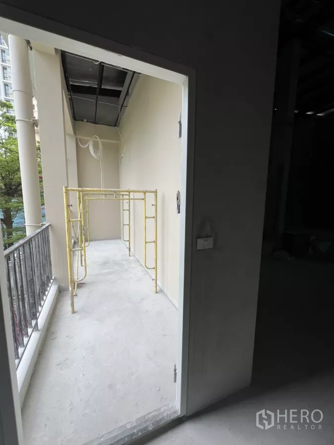 Retail Space for rent in Khlong Toei, Bangkok - Service balcony with railing and scaffold looking out to greenery.