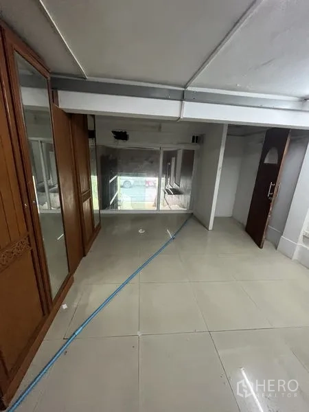 店屋 for rent in Khlong Toei, Bangkok - 楼上开间带衣柜、玻璃隔断与地砖地面。