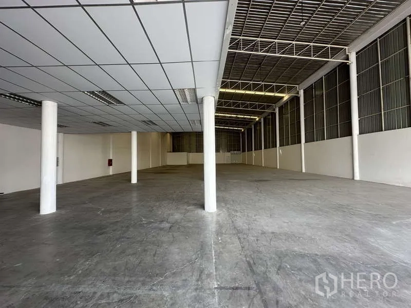 工厂 出租在Khlong Luang, Pathum Thani - 夹层下方仓库区域，立柱支撑，混凝土地面。