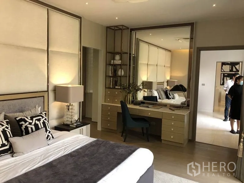 Detached House for sale in Bang Kapi, Bangkok - Bedroom with built-in dressing desk, large mirror and neutral decor.