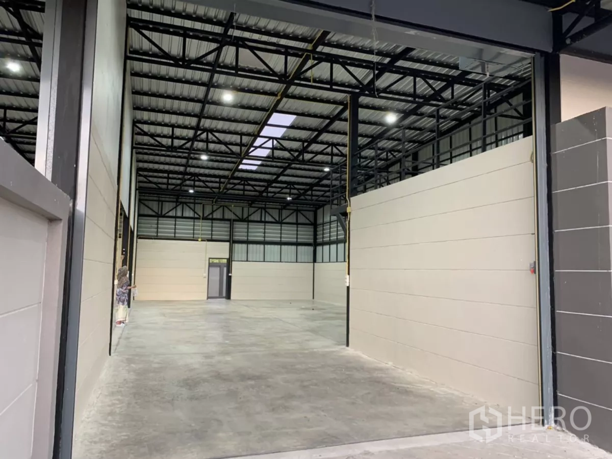 Warehouse for rent in Bang Bua Thong, Nonthaburi - Large clear-span warehouse hall with polished concrete floor, high ceiling, skylights and partition walls.