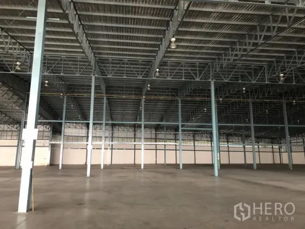 Warehouse for rent in Bang Phli, Samut Prakan - High-clear warehouse with steel beams, bright lighting and wide column spacing.