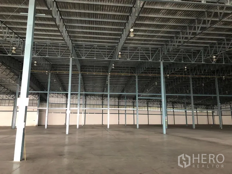 Warehouse for rent in Bang Phli, Samut Prakan - High-clear warehouse with steel beams, bright lighting and wide column spacing.