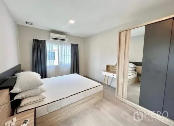 Detached House for rent - Second bedroom with bed, mirrored sliding wardrobe and compact desk.