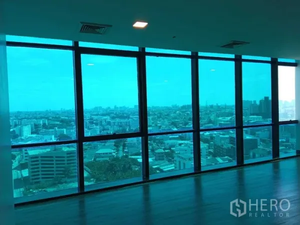 办公空间 出租在Din Daeng, Bangkok - 高楼层办公室，落地窗俯瞰曼谷天际线全景