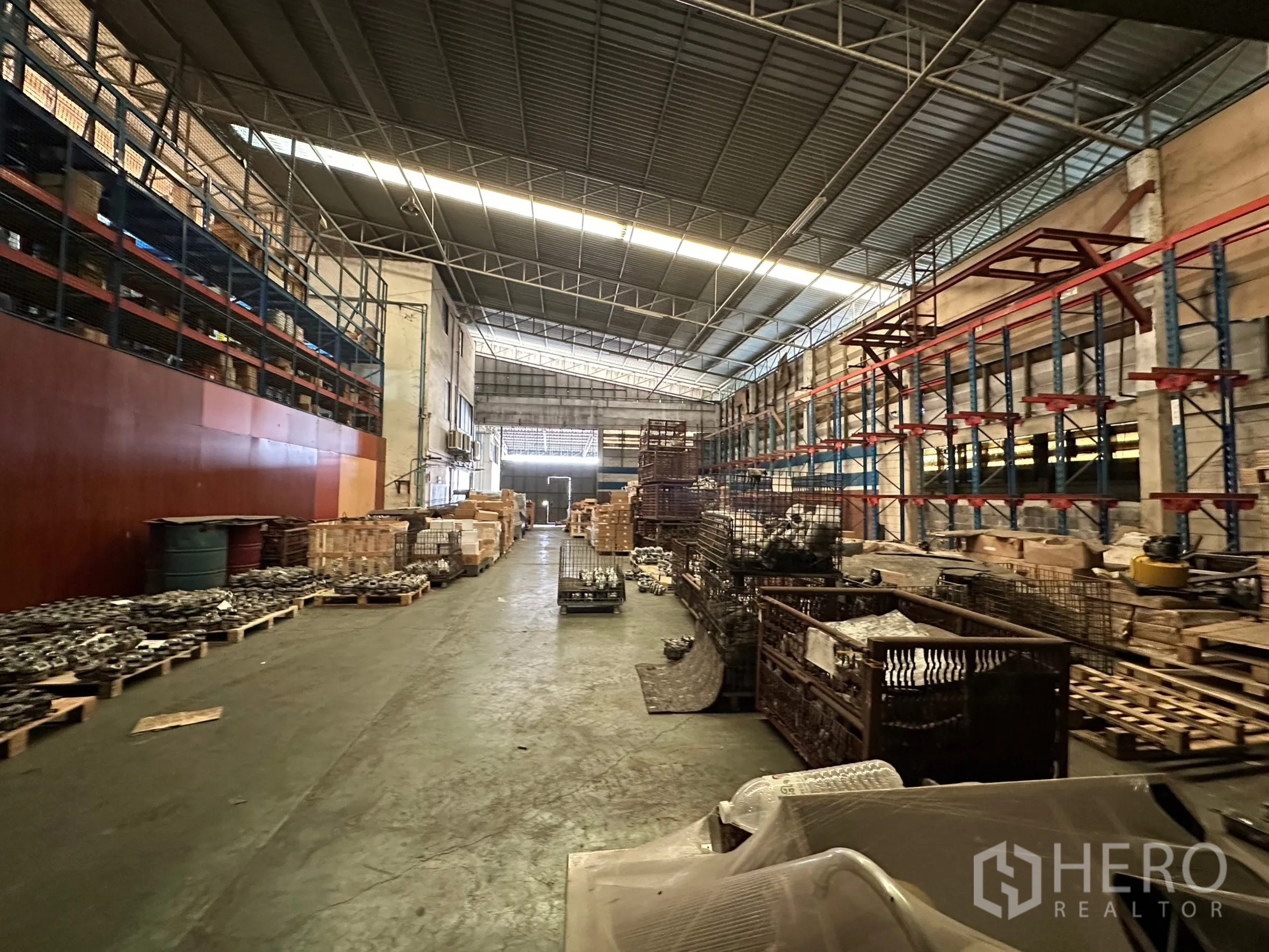 Factory for rent in Lam Luk Ka, Pathum Thani - Industrial storage area with tall racking on both sides of the central lane.