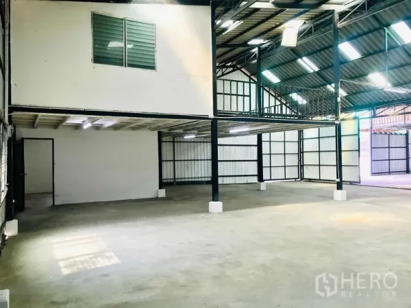 货栈 出租在Pathum Thani - 仓库内部，带夹层办公室、钢立柱和明亮天窗。