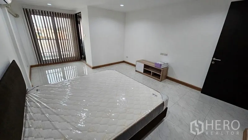 สำนักงานที่บ้าน ให้เช่าในBang Na, Bangkok - ห้องนอนสว่าง เตียงขนาดใหญ่ เครื่องปรับอากาศ และระเบียงพร้อมม่านปรับแสง