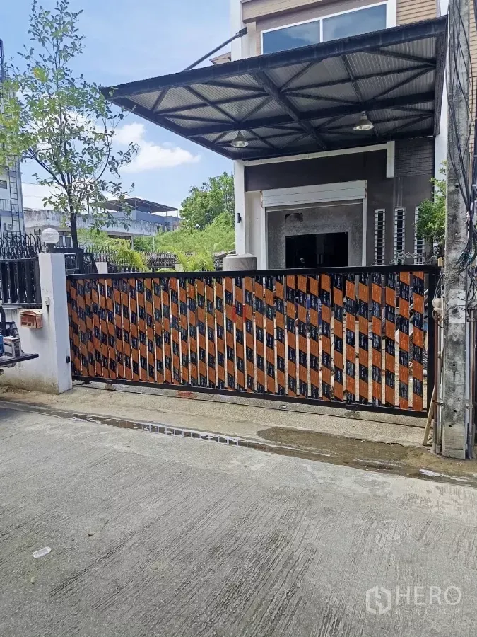 Home Office for rent in Wang Thonglang, Bangkok - Front gate with colorful patterned metal fence and covered carport of a four-storey home office.