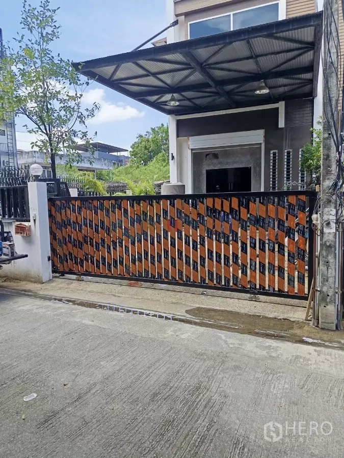 Home Office for rent in Wang Thonglang, Bangkok - Front gate with colorful patterned metal fence and covered carport of a four-storey home office.