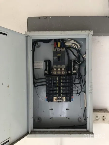 Factory for rent in Lam Luk Ka, Pathum Thani - Close‑up of the three‑phase electrical distribution panel inside the factory.