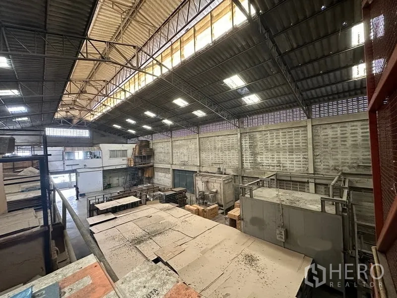 Factory for rent in Lam Luk Ka, Pathum Thani - View from mezzanine across the spacious factory hall and equipment.