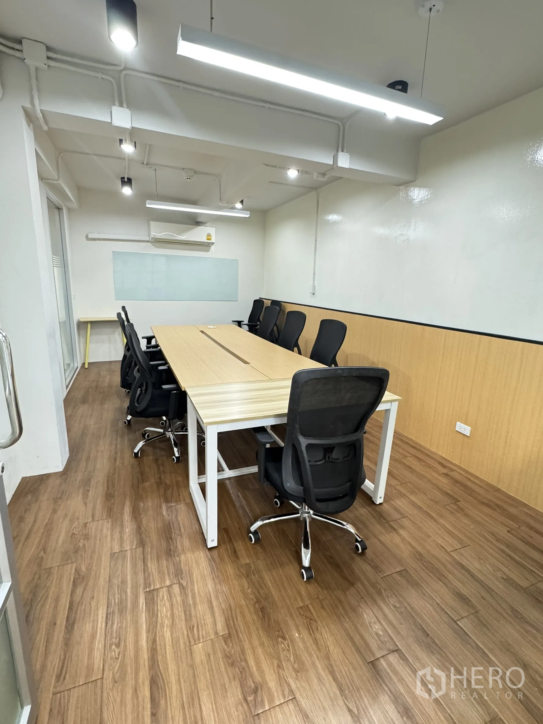 ออฟฟิศ for rent in Bang Rak, Bangkok - ห้องประชุมแบบปิด โต๊ะยาว เก้าอี้ล้อเลื่อน และเครื่องปรับอากาศใต้ไฟ LED