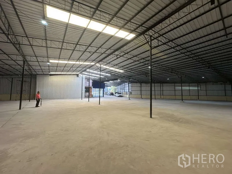 货栈 出租在Pak Kret, Nonthaburi - 宽阔库区，高屋顶与中央天窗，通行空间充裕。