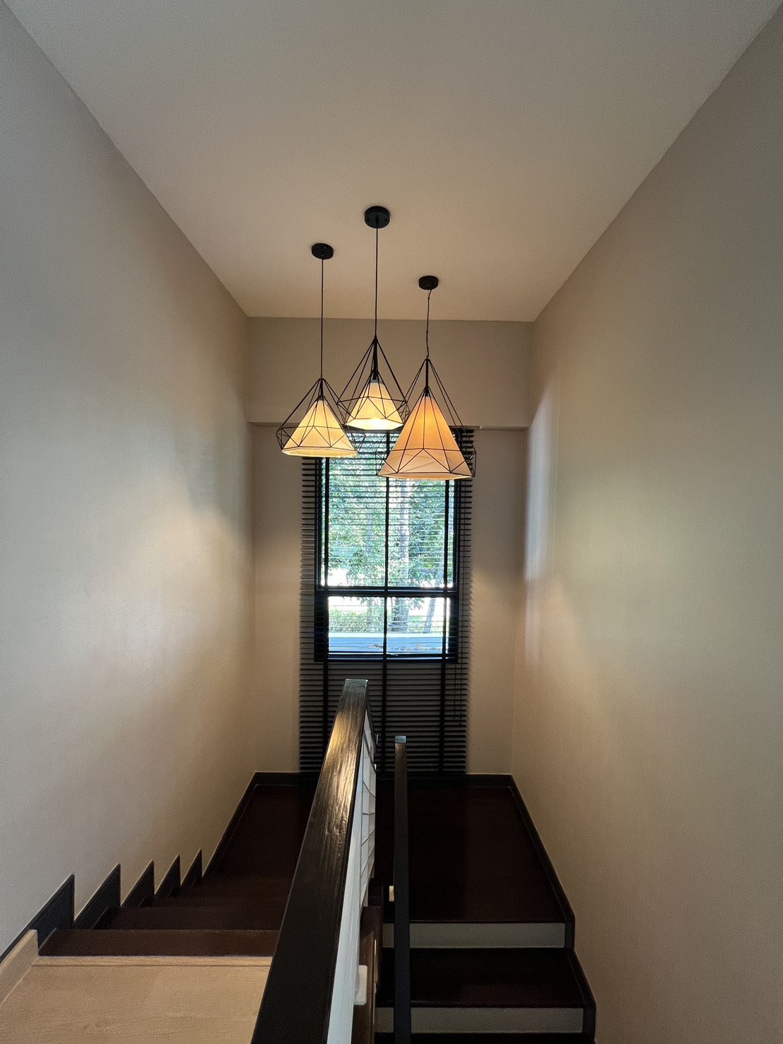 Detached House for rent in Bang Kapi, Bangkok - Staircase landing with geometric pendant lights and daylighting window.