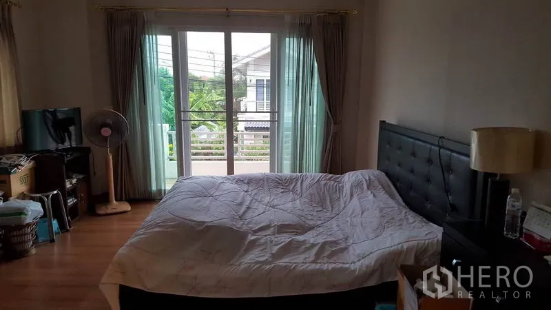 独立式住宅 出售在Mueang Nonthaburi, Nonthaburi - 主卧室，木地板，推拉门通阳台，可见花园景观