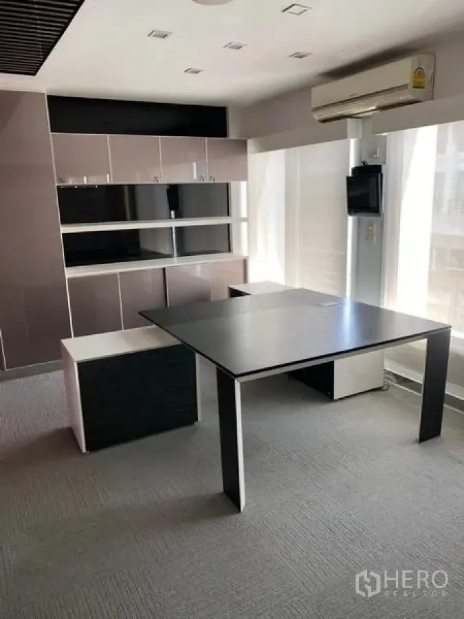 Home Office for rent in Wang Thonglang, Bangkok - Bright private office with large desk, built-in cabinets and air conditioner by the window.