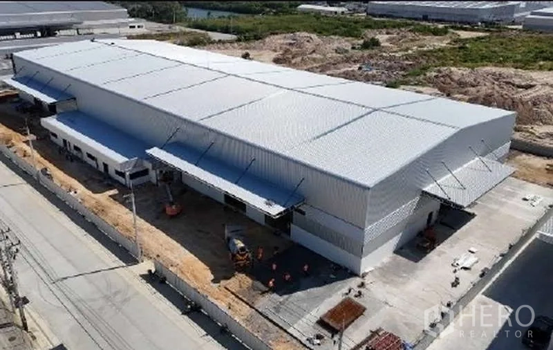 Warehouse for rent in Mueang Rayong, Rayong - Oblique aerial of new-build logistics warehouse with multiple loading bays and truck access roads.