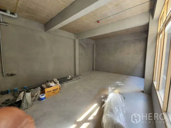 Retail Space for rent in Watthana, Bangkok - Unfurnished concrete retail unit with high ceiling and visible services, ready for tenant fit‑out.