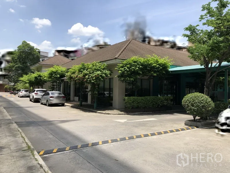 Retail Space for rent in Khlong Toei, Bangkok - Single-storey retail building with large windows, greenery and on-site parking in the Sukhumvit area.