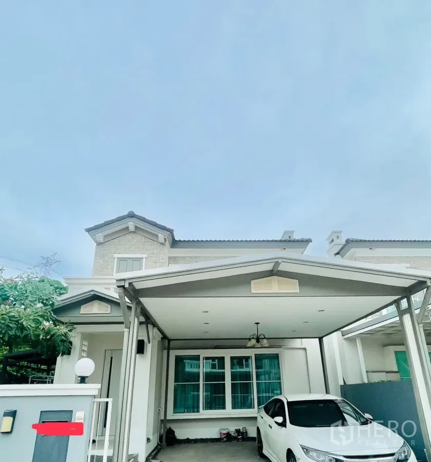 Detached House for rent in Prawet, Bangkok - Two-storey detached house facade with covered double carport and gated entry.
