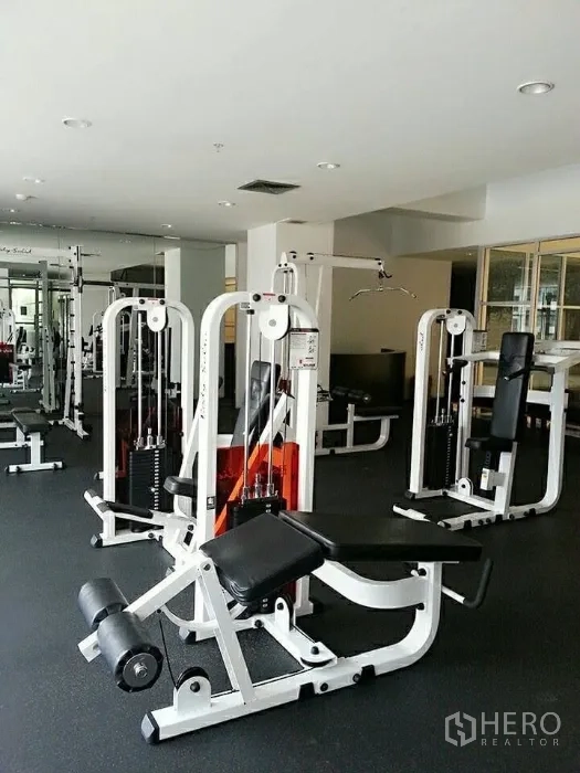 Condominium for rent in Khlong Toei, Bangkok - Fitness center equipped with weight machines and training stations.