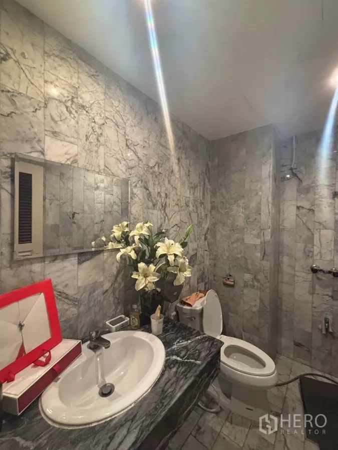 店屋 出租在Watthana, Bangkok - 大理石墙面卫浴，配洗手盆、坐便与淋浴区。