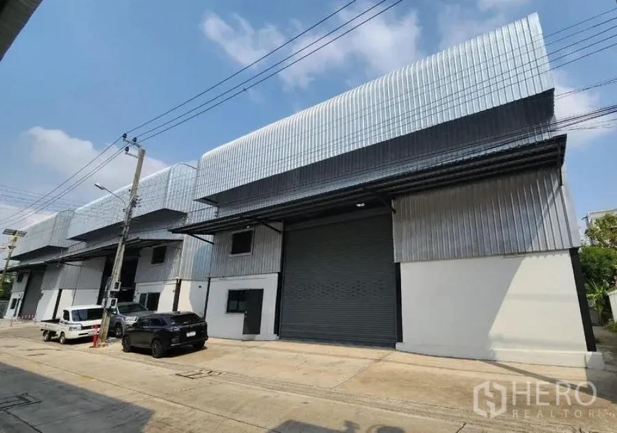 货栈 出租在Bang Phli, Samut Prakan - 临街仓库立面，金属板外墙与加宽卷帘门