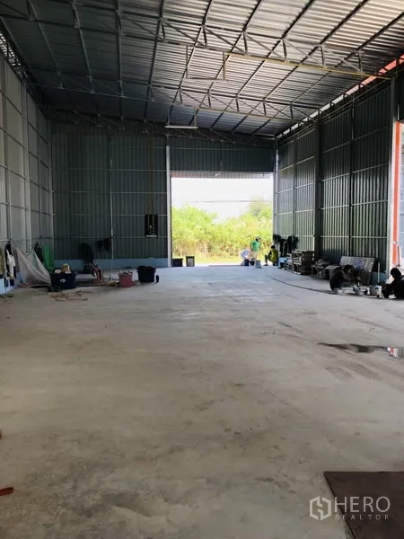 Warehouse for rent in Bang Kapi, Bangkok - Spacious warehouse interior with high ceiling, steel frame and large rear opening.