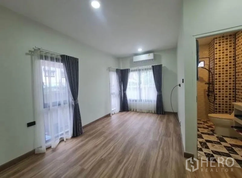 独立式住宅 出售在Sai Mai, Bangkok - 通风卧室，木地板，多扇窗户并带套内卫浴。